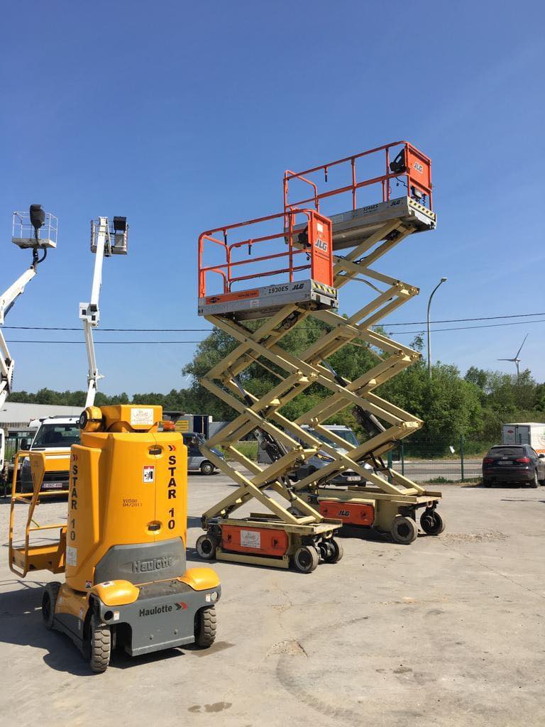Nacelle à ciseaux sur chantier